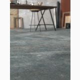 Gresie Ghost Jade Mat 60x120 cm – ambient living, pardoseala gri antracit cu scaun de bar metalic