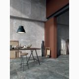 Gresie Ghost Jade Mat 60x60 cm – ambient living, atelier industrial cu masa lucru si rame tablouri, pe pardoseala