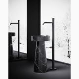 Baterie Lavoar Freestanding Paffoni Jo Negru – ambient baie, lavoar freestanding marmura negru cu perete sticla si peisaj iarna, pe pardoseala