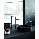 Robinet Inalt pentru Lavoar pe blat Paffoni Jo Finisaj Crom – ambient baie, baie moderna cu marmura neagra si peisaj de iarna