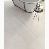 Gresie Rectificata Exterior Piemme Journey Otta 60x120 cm Antiderapanta – ambient baie, baie moderna cu cada freestanding si masuta laterala, pe pardoseala