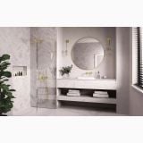Sistem dus incastrat FDesign Flusso 6 in 1 Auriu Lucios – ambient baie, baie moderna cu faianta marmorata, dus auriu si oglinda rotunda, pe perete