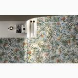 Gresie Deco Studio Jungle 60x120 cm – ambient living, perete curbat placat cu motiv floral tropical, veioza si revista