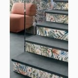 Gresie Deco Studio Jungle 60x120 cm – ambient living, scara cu trepte gri si contratrepte florale tropicale, pe pardoseala si perete