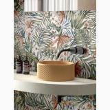 Gresie Deco Studio Jungle 60x120 cm – ambient baie, baie cu perete floral, chiuveta rotunda auriu, robinet negru