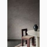 Gresie Portelanata Italgraniti Natural Flax 120x120 – ambient living, living cu scaun lemn, vaza neagra si masa rotunda, pe perete