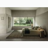 Gresie Portelanata Italgraniti Natural Ivory 80x80 – ambient dormitor, dormitor elegant cu pat, covor si perete gresie bej