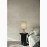 Gresie Portelanata Italgraniti Natural Ivory 80x80 – ambient dormitor, dormitor cu perete gresie texturata si pat modern, pe pardoseala