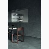 Gresie Portelanata Italgraniti Natural Dark 60x120 – ambient living, living cu masa scaune lemn si perete texturat inchis