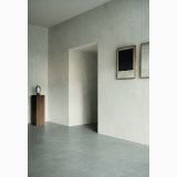 Gresie Portelanata Italgraniti Natural White 120x120 – ambient living, living minimalist cu pardoseala gri si perete asortat