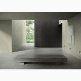 Gresie Portelanata Italgraniti Natural Flax 120x120 – ambient hol, hol minimalist cu banca de piatra si perete curbat, pe pardoseala