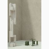 Gresie Portelanata Italgraniti Natural Beige 120x120 – ambient, colt camera cu sculptura decorativa si scaune verzi, pe pardoseala si perete