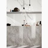Gresie Statuario Lux Mat 80x80 cm – ambient bucatarie, bucatarie moderna cu insula marmorata si pandantive suspendate, pe pardoseala