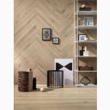 Gresie Alnus Vaniglia 20x120 cm – ambient living, living cu perete si pardoseala lemn, rafturi si decor