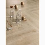 Gresie Alnus Vaniglia 20x120 cm – ambient, pardoseala tip parchet cu sticle si sfere decorative