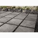 Gresie Outfloor20 Quarzite Grey 60x60x2 cm – ambient exterior, terasa exterioara cu dale gri si pietris decorativ, pe pardoseala