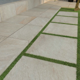 Gresie de exterior Del Conca Rock Beige 60x60x2 cm – ambient exterior, dale gresie exterior cu iarba intre rosturi, scara, pe pardoseala