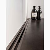 Rigola dus Schluter Kerdi Line Vario H l120 cm – detaliu, rigola dus neagra incastrata langa perete alb