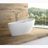Cada Freestanding Ovala din Compozit 165x70 cm – ambient baie, cada alba ovala pe podium lemn, perete lambriu, fereastra padure, pe pardoseala