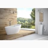 Cada Freestanding Ovala din Compozit 165x70 cm – ambient baie, baie moderna cu cada freestanding, perete lemn si fereastra panoramica, pe pardoseala
