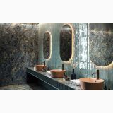 Gresie Abk Labradorite Lucios 120x280 cm – ambient baie, baie luxoasa cu marmura verde, oglinzi ovale, chiuvete roz, pe pardoseala si perete
