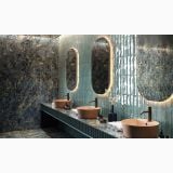 Gresie Abk Labradorite Lucios 120x120 cm – ambient baie, baie luxoasa cu marmura verzuie, oglinzi ovale si lavoare roz, pe pardoseala si perete