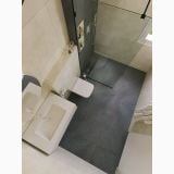 Gresie Timeline HTL 10 White 60x120 cm – ambient baie, baie moderna cu dus la nivelul pardoselii, gresie gri antracit, pe pardoseala