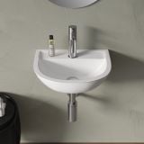 Lavoar Suspendat Din Ceramica 38 cm – ambient baie, lavoar suspendat alb cu baterie crom pe perete verde