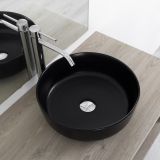 Lavoar Ceramica Rotund CLR3NM Ø 38 cm – ambient baie, lavoar negru rotund pe blat lemn cu baterie crom