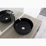 Lavoar Ceramica Rotund CLR3NM Ø 38 cm – ambient baie, lavoar negru rotund pe blat lemn, baterie crom, pe pardoseala si perete