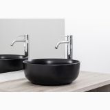Lavoar Ceramica Rotund CLR3NM Ø 38 cm – ambient baie, lavoar negru rotund pe blat lemn, robinet crom