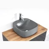 Lavoar Ceramica LAV44G 42x42 cm – ambient baie, lavoar gri montat pe blat de lemn, baterie crom
