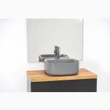 Lavoar Ceramica LAV44G 42x42 cm – ambient baie, lavoar gri pe blat lemn, oglinda perete alb