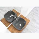 Lavoar Ceramica LAV44G 42x42 cm – ambient baie, doua lavoare gri pe blat lemn, robinete crom, pe pardoseala si perete