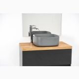 Lavoar Ceramica LAV48G 42x42 cm – ambient baie, lavoar gri pe blat lemn, mobilier negru, oglinda, pe pardoseala si perete