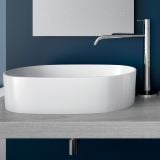 Lavoar Ceramica Oval LAV10 56x35 cm – ambient baie, lavoar oval alb pe blat lemn, perete bleumarin