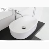 Lavoar Ceramica Oval LAV10 56x35 cm – ambient baie, lavoar oval alb pe blat negru cu baterie crom