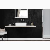 Lavoar Ceramica Dreptunghiular LAV16 49 cm – ambient baie, lavoar alb pe blat lemn, perete negru texturat