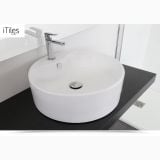 Lavoar Ceramica Rotund LAV19 Ø46 cm – ambient baie, lavoar rotund alb pe blat negru cu baterie crom