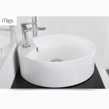 Lavoar Ceramica Rotund LAV19 Ø46 cm – ambient baie, lavoar rotund alb pe blat negru cu baterie crom