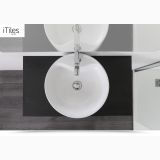 Lavoar Ceramica Rotund LAV19 Ø46 cm – ambient baie, vedere de sus lavoar rotund pe blat negru, pe pardoseala si perete