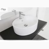 Lavoar Ceramica Oval LAV21 50x40 cm – ambient baie, lavoar oval alb pe blat negru cu baterie crom