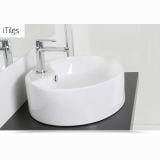 Lavoar Ceramica Oval LAV21 50x40 cm – ambient baie, lavoar oval alb pe blat negru, baterie crom