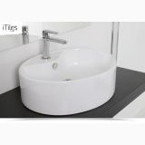Lavoar Ceramica Oval LAV21 50x40 cm – ambient baie, lavoar oval alb pe blat negru cu baterie crom