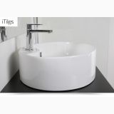 Lavoar Ceramica Oval LAV21 50x40 cm – ambient baie, lavoar rotund alb pe blat negru, baterie crom
