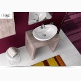 Lavoar Ceramica Oval LAV22 58x39 cm – ambient baie, lavoar oval pe blat lemn, oglinda si covor mov, pe perete