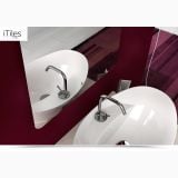 Lavoar Ceramica Oval LAV22 58x39 cm – ambient baie, lavoar oval alb pe blat cu perete visiniu si covor, pe pardoseala