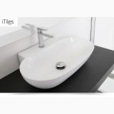 Lavoar Ceramica Oval LAV23 56x40 cm – ambient baie, lavoar oval alb pe blat negru cu baterie crom