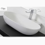 Lavoar Ceramica Oval LAV23 56x40 cm – ambient baie, lavoar oval alb pe blat negru cu baterie crom