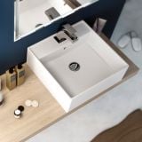 Lavoar Ceramica Patrat LAV25 40 cm – ambient baie, lavoar patrat alb pe blat lemn, oglinda perete bleumarin